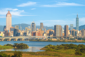 Fototapeta na wymiar scenery of taipei city by the river in taiwan