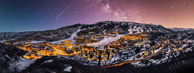 Fototapeta na wymiar Snowmass Colorado skyline with ski slopes