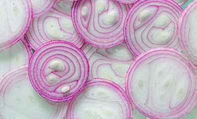 Obraz premium Top view of back-lighted onion slices