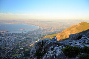 Blick vom Tafelberg auf Kapstadt bei Sonnenuntergang