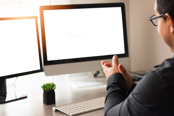 hombre emprendedor aplaudiendo mientras trabaja desde casa en su computador