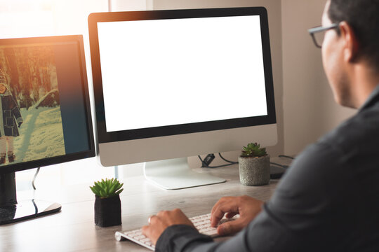 joven hombre trabajando desde casa y mirando la pantalla de su computador , concepto trabajar desde casa