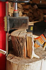 Mann beim Holz spalten