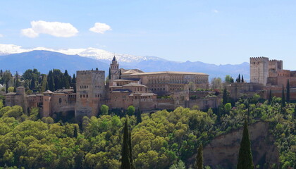 Fototapeta na wymiar Alhambra mit der Sierra Nevada im Hntergrund, Granada, Andalusien