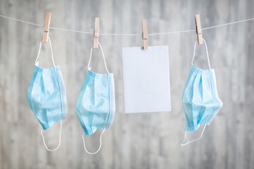 nebeneinander h&auml;ngende Masken mit einem wei&szlig;en Platzhalter f&uuml;r Text 