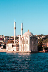 Fototapeta na wymiar Mezquita otomana en Estambul, Turquía. Templo en el río Bósforo.