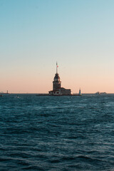 Faro en el río Bósforo de Estambul, Turquía.