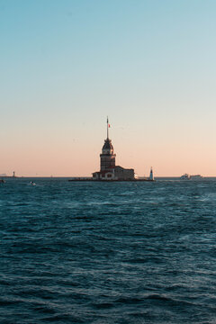 Faro en el r&iacute;o B&oacute;sforo de Estambul, Turqu&iacute;a.