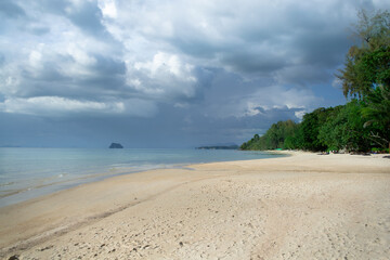 Fototapeta na wymiar Beautiful idyllic seascape and white sand on Krabi province ,Thailand.Krabi - in southern Thailand is one of the most relaxing places on the planet.