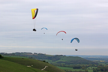 Obraz premium Paragliding above the Pewsey Vale at Golden Ball 