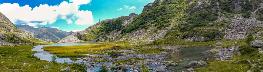 Fototapeta na wymiar Lago alpino di Cornisello