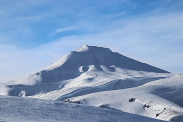 Fototapeta na wymiar snow capped mountain in the icelandic highlands