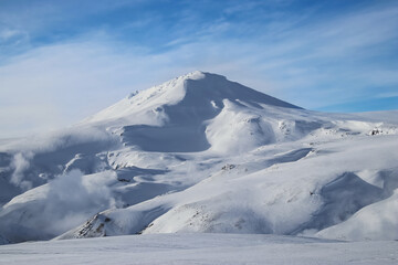 Fototapeta na wymiar snow capped mountain in the icelandic highlands