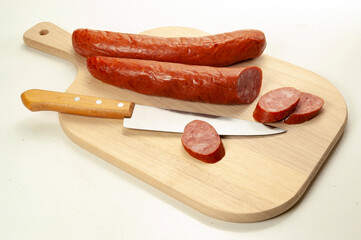 linguiça suina em tábua de madeira