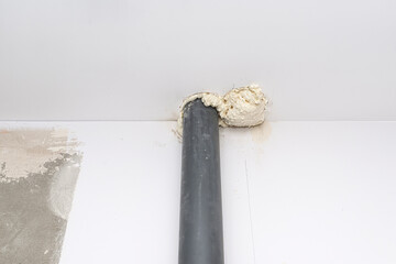 The sewer aeration pipe passes through the ceiling in the bathroom.