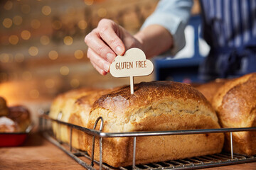 Verkoopassistent In Bakkerij Glutenvrij Label Inbrengen Versgebakken Gebakken Zuurdesembrood