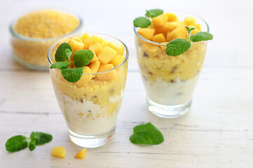 Dietetyczny deser z kaszy jaglanej, pieczonych jabłek i jogurtu