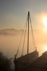 Wikingerboot am Steg im Nebel