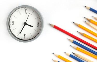 alarm clock, clock. One pencil that stands out from the group of other pencils. idea time to win. time to be first. The idea of business leadership, I think differently.