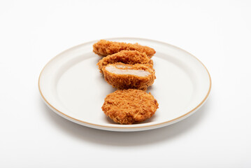 お皿に盛り付けたヒレカツ