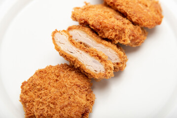 お皿に盛り付けたヒレカツ