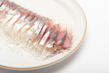 お皿に盛り付けた真鯵の刺身