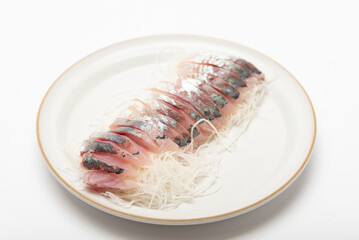 お皿に盛り付けた真鯵の刺身