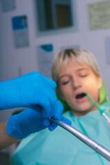 Naklejka premium Closeup clean dental examination on a woman's teeth in a dental office