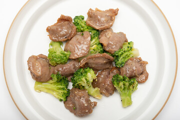 お皿に盛り付けた、砂肝とブロッコリーの炒め物