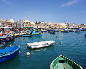 Fototapeta na wymiar Bateaux de pêcheurs à Marsaxlokk