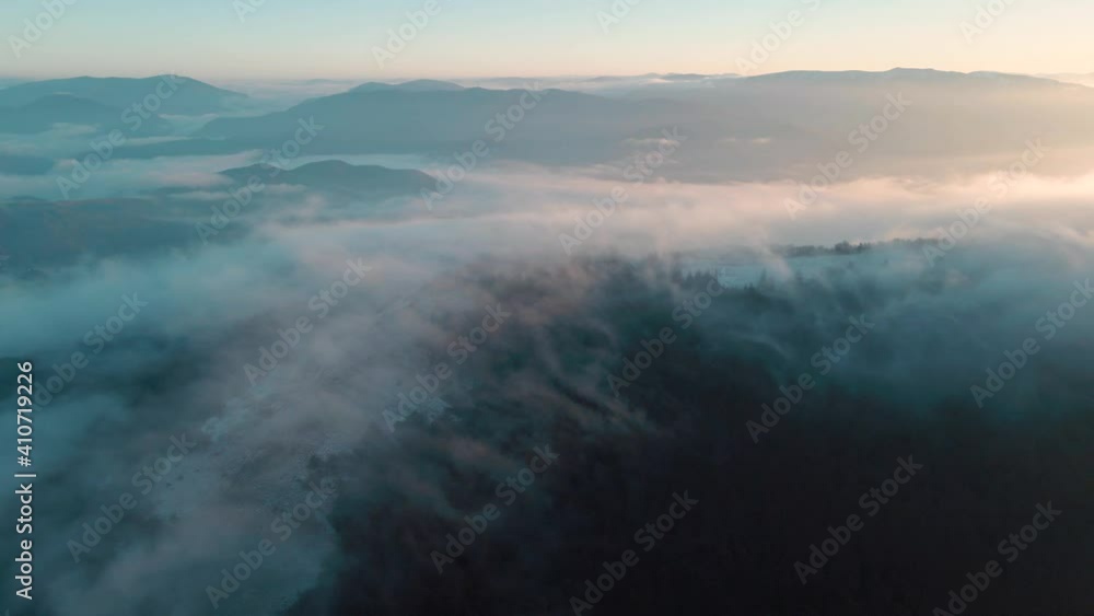 Poster Mountain hills and valleys covered by fog