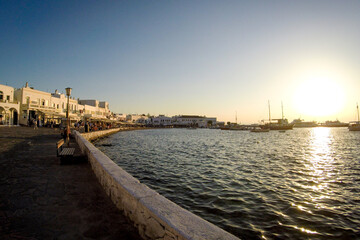 Fototapeta premium Vista de la ciudad de Mykonos en una tarde de verano