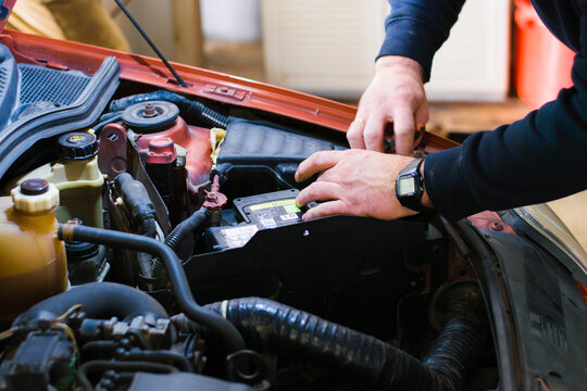 cambiando batería coche mecánico
