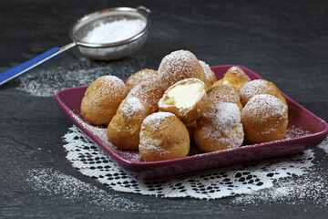 Miniwindbeutel auf einem Teller