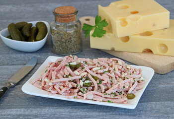 Wurstsalat mit Käse