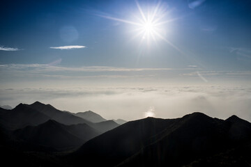 Obraz premium Sunrise on the Mediterranean coast with a sea of ​​clouds and mist