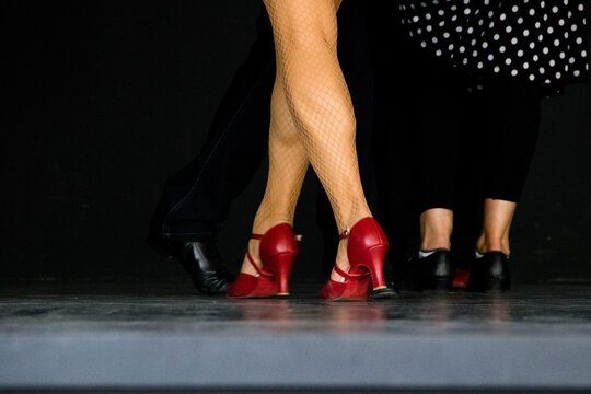 Closeup de los pies de una bailarina de flamenco