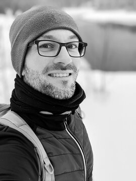Mann blickt voller Hoffnung in die Zukunft  - Wanderer im Schnee