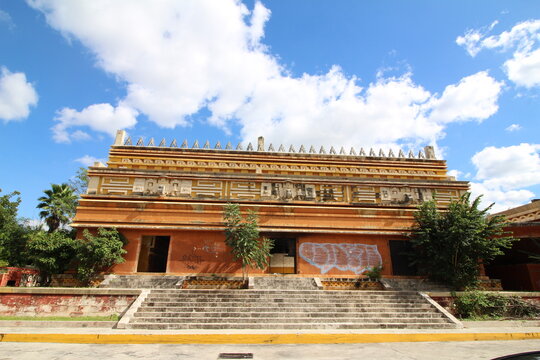 Fachada antigua de casa colonial color amarillo