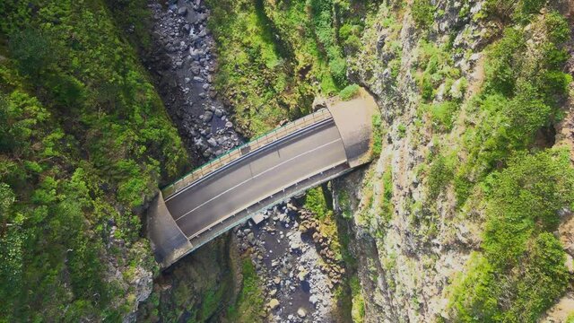Ponte entre duas montanhas no fundo do vale verdejante na Ribeira do Inferno, entre S&atilde;o Vicente e Porto Moniz na Ilha da Madeira, Portugal 