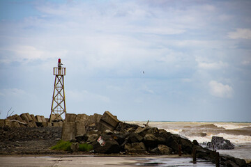 Paisaje de un faro con el oleaje de fondo