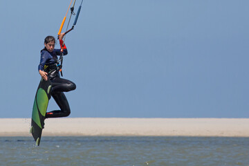 Attraktive Kite-Surferin mit Luftsprung