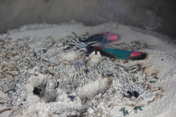 線香が何本も燃え、燃え尽きている香炉の内部