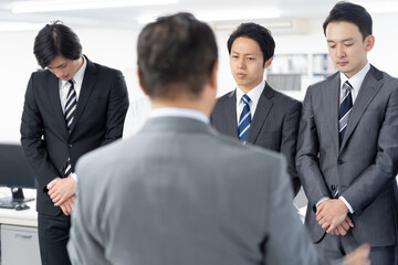説教を受けるビジネスマン