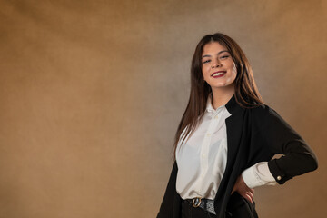 Mujer de negocios posando con mirada sexy mientras espera reunion de teletrabajo en camisa blanca y chaqueta negra