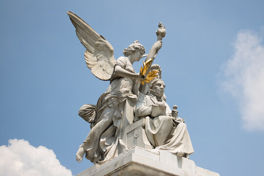 Estatua del hemiciclo a Ju&aacute;rez en el centro de la ciudad