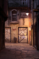 Fototapeta na wymiar Grunge alley from old Oporto