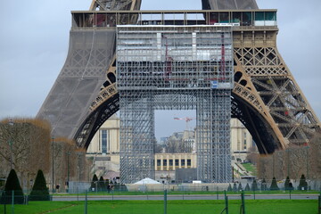 The stripping and painting of the Eiffel Tower, before the 2024 Olympic Games of Paris