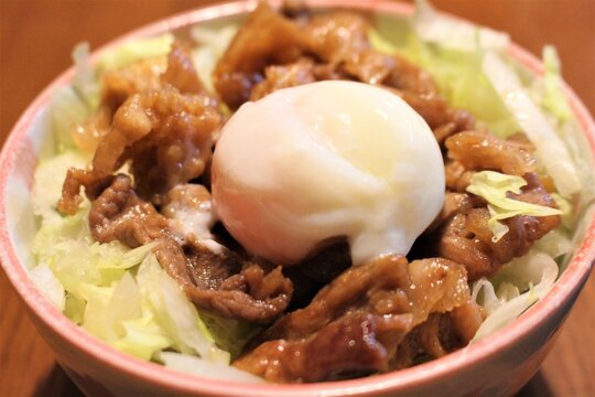 ランチに豚丼温玉のせを食べる