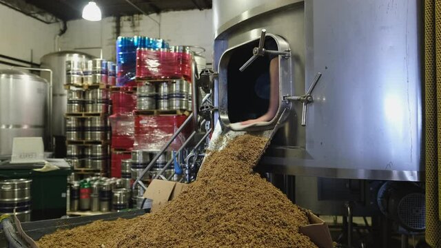 Cleaning Inside the Mash Tun After Graining Out